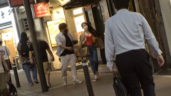 【春明潤】マジ軟派、初撮。 1682 渋谷ナンパで一緒に飲んでくれるお姉さん発見！ホテルに連れ込み、魅惑の胸元に手を伸ばす…。絶え間ない快感に呆けた表情がセクシー♪