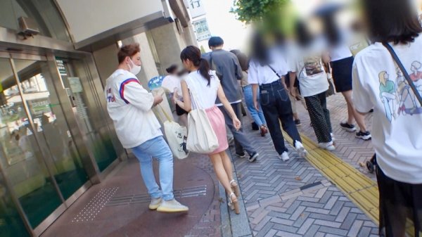 【永野いち夏】マジ軟派、初撮。 1684 渋谷でうちわの無料配布をしていたら童顔美少女JDをナンパ成功！華奢な身体は巨根男優に激しく抱かれて快感に打ち震える！