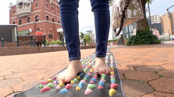 【沖奈ミツキ】マジ軟派、初撮。 1698 激痛足つぼマットの上を歩いてもらう釣り企画！恵比寿で引っかかったお姉さんをスタジオに誘導し、マッサージ器でエロいことをしてみると…？