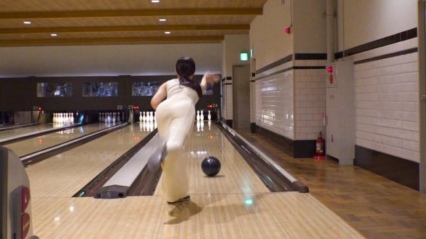 【結城りの】マジ軟派、初撮。 1699 胸元の谷間が魅力的過ぎる黒髪少女をナンパ！ボーリング対決からの罰ゲームでスタジオ連れ込み！スレンダーな体に不釣り合いな美巨乳に興奮必死！