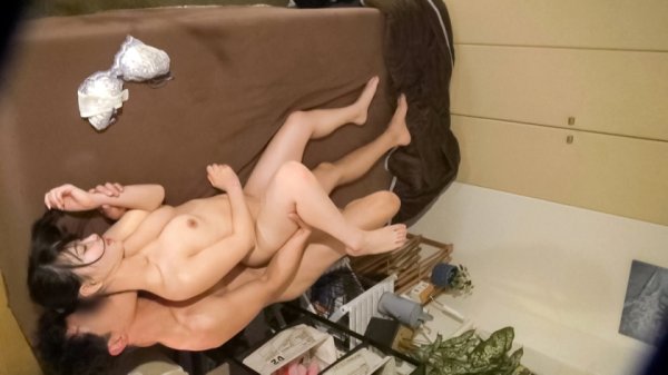 【佐藤明日菜】百戦錬磨のナンパ師のヤリ部屋で、連れ込みSEX隠し撮り 友人の紹介で知り合った子を即日お持ち帰り！オモチャで遊んで負けたら罰ゲームという常套句でSEXへの道を切り開く！色白で美乳＆美尻のキレイな体が快感でヒクつく姿を隠しカメラで盗撮！