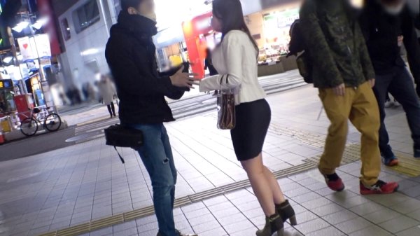 【夏海さや】マジ軟派、初撮。 1798 血管浮き出た爆乳がスケベすぎるアパレル店員にAV出演交渉！脱がしてみたらお尻も大きい嬉しい誤算！敏感マ●コを刺激されまくり連続中イキ！！