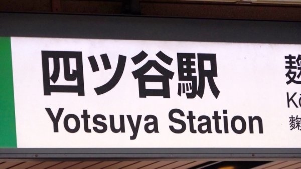 【辻真希】マジ軟派、初撮。 1792 地味めな割に既婚者と不倫したりアプリなどで男と関係を持ちまくるJD！押せばヤレそう…こういう雰囲気の女いるよねー！案の定ついつい流されSEX！すぐ濡れる敏感マ●コを突かれまくってヒンヒン喘ぐ！