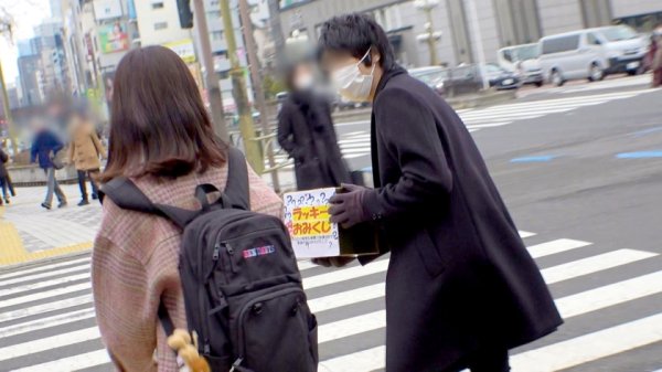 【辻真希】マジ軟派、初撮。 1792 地味めな割に既婚者と不倫したりアプリなどで男と関係を持ちまくるJD！押せばヤレそう…こういう雰囲気の女いるよねー！案の定ついつい流されSEX！すぐ濡れる敏感マ●コを突かれまくってヒンヒン喘ぐ！