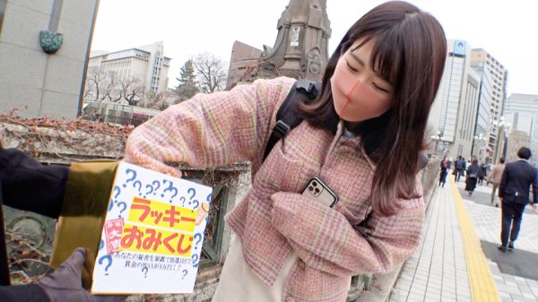 【辻真希】マジ軟派、初撮。 1792 地味めな割に既婚者と不倫したりアプリなどで男と関係を持ちまくるJD！押せばヤレそう…こういう雰囲気の女いるよねー！案の定ついつい流されSEX！すぐ濡れる敏感マ●コを突かれまくってヒンヒン喘ぐ！