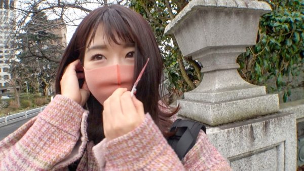 【辻真希】マジ軟派、初撮。 1792 地味めな割に既婚者と不倫したりアプリなどで男と関係を持ちまくるJD！押せばヤレそう…こういう雰囲気の女いるよねー！案の定ついつい流されSEX！すぐ濡れる敏感マ●コを突かれまくってヒンヒン喘ぐ！