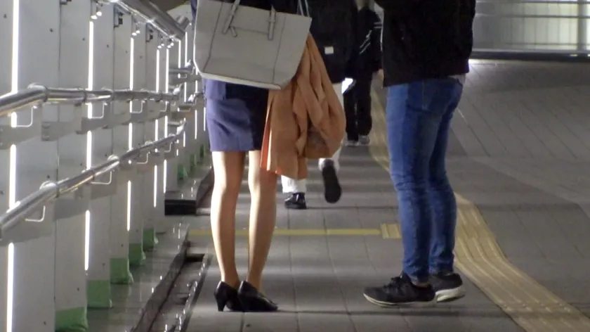 【琴美りお】マジ軟派、初撮。 1810 スーツ姿のお姉さんはとある俳優のマネージャー！多忙で欲求不満気味な彼女はキスを迫られると思わず受け入れてしまい…快感に震える華奢なカラダ！スベスベ美尻が可愛らしい♪