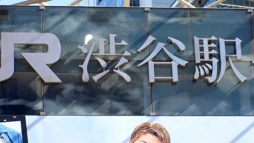 マジ軟派、初撮。 1896 渋谷で買い物中の金髪美少女をナンパ→AV撮影交渉！『彼氏にバレたら…』と言いつつも押しに弱くて断れずSEX開始！色白スレンダーな華奢なカラダに容赦なくピストン！恥ずかしさで押し殺していた喘ぎ声も徐々に大きく、そして可愛く！！