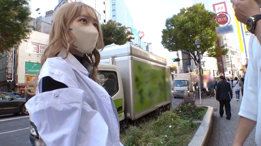 マジ軟派、初撮。 1896 渋谷で買い物中の金髪美少女をナンパ→AV撮影交渉！『彼氏にバレたら…』と言いつつも押しに弱くて断れずSEX開始！色白スレンダーな華奢なカラダに容赦なくピストン！恥ずかしさで押し殺していた喘ぎ声も徐々に大きく、そして可愛く！！