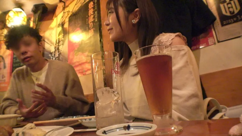 マジ軟派、初撮。 1932 【28歳の幼顔】アプリでの約束をすっぽかされた女を救済ナンパ！遊ぶ気満々でアプリやってるっぽいのでお酒を飲んだら簡単にヤレる貞操観念の低さに感謝しながらパイパンマ●コをガン突き！だらしない声で喘ぐ下品さが良き！