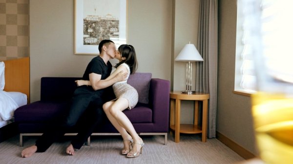 【中城葵】ラグジュTV 1506 透明感溢れる美人銀行員が欲求不満でAV出演！？濃厚なキスにうっとりした表情を浮かべ、解放される性欲に身を任せ、刺激に飢えた体が大胆に反応する！