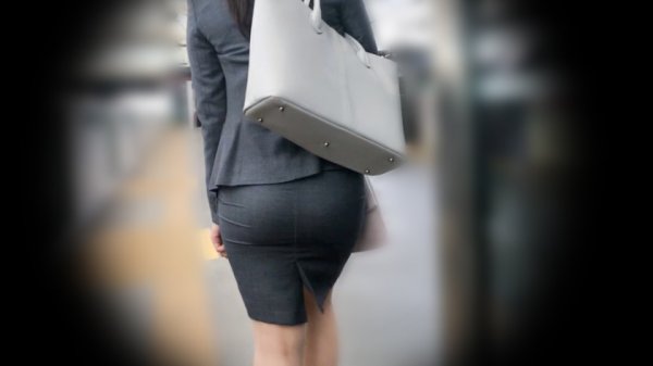【小梅えな】【H巨乳に通勤中出し】電車で痴漢。乳をもてあそばれ→中出し、昼休みはパイズリ奉仕、仕事終わりに激ピストンで千切れそうなほど暴れまわる爆乳。終日フル稼働の働くおっぱいへ3射精！