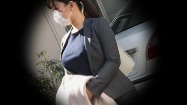 【小梅えな】【H巨乳に通勤中出し】電車で痴漢。乳をもてあそばれ→中出し、昼休みはパイズリ奉仕、仕事終わりに激ピストンで千切れそうなほど暴れまわる爆乳。終日フル稼働の働くおっぱいへ3射精！