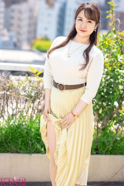 8年間セックスレス シングルマザー 美巨乳中学校教師 百合原かおり 47歳 中出し3P AVデビュー！！ 長年持て余した豊満ボディがカメラの前で乱れ、イキ揺れる！