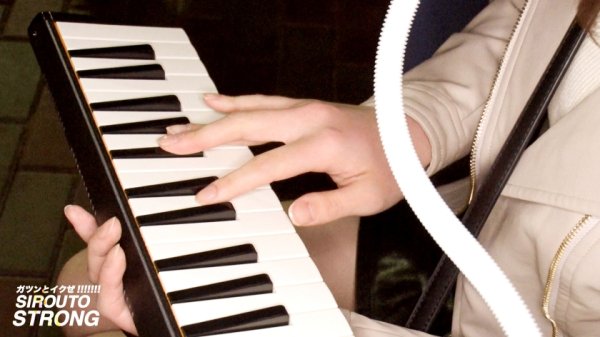 【春日えな】【春麗】【大発掘！神尻美少女】余分な前説、ヌルい前戯、一切無し！！イキなりフルスロットルで、ノリが良過ぎるアパレル店員をイカせまくるッ！！！「気持ちイイっ気持ちイイっ！！わけわかんないっ！！気持ち良過ぎる！！！！」神尻チュ●リーはヤリマンSEXジャンキー！！卑猥なエロケツをヤリまくれば膣中でイキまくりながら半狂乱状態へ！！！極秘ルートで発掘したガチ素人が百烈ピストンで絶頂をひたすら繰り返す！！！！