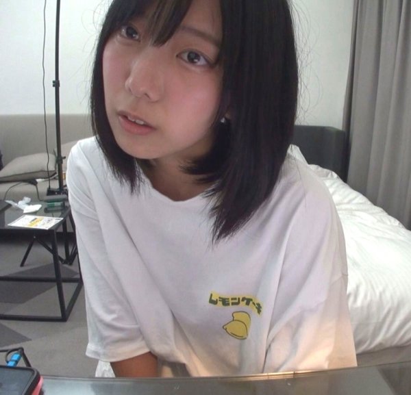 【合法ロリ】裏垢未成年だと思ってノコノコとパパ活にやってきたオジサンをガチ顔出しでAV出演！ 四宮繭